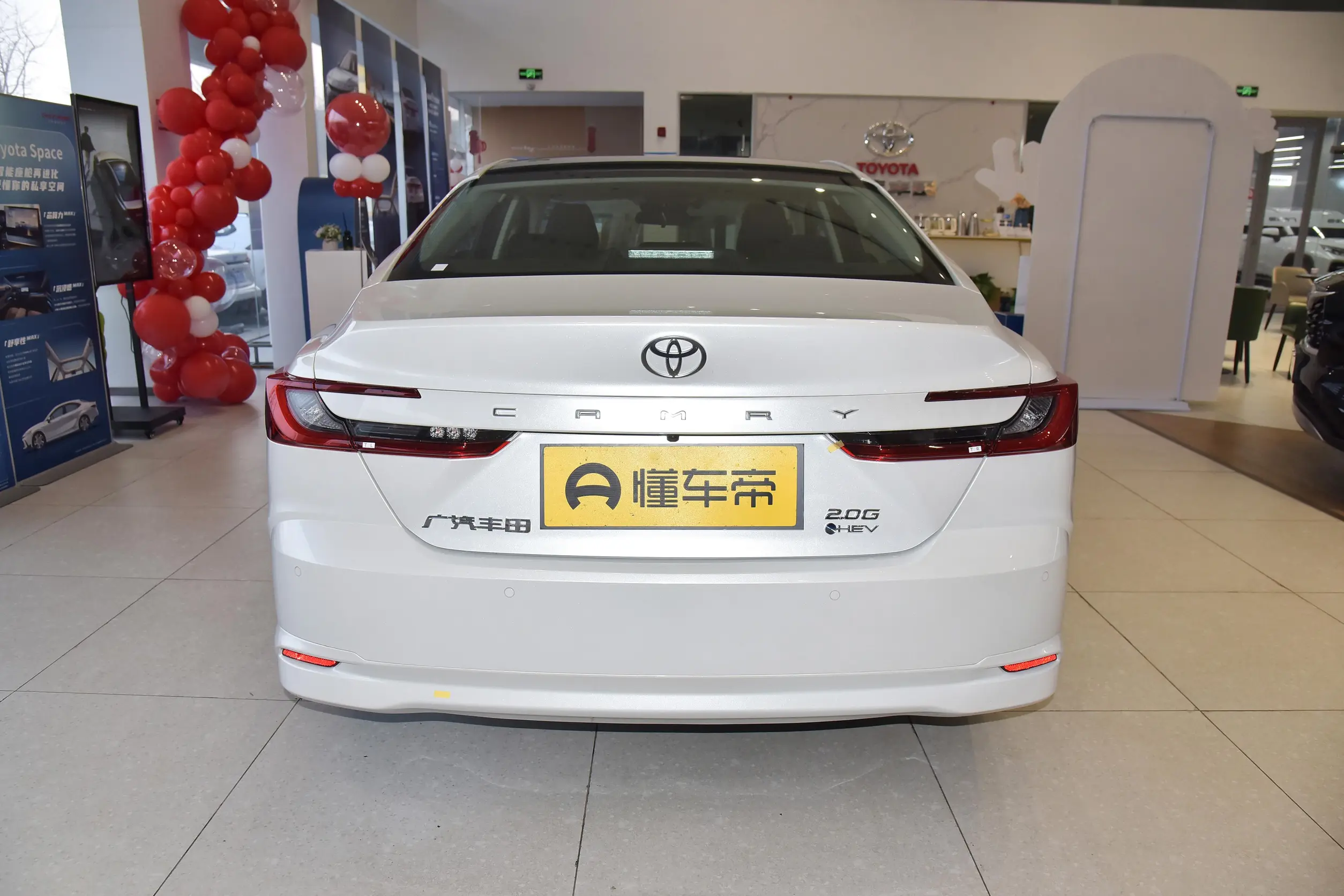 Toyota Camry 2024 боковой вид